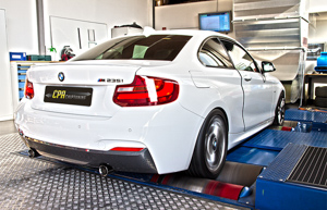 BMW M235i na vozidle dyno