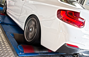 BMW M235i na vozidle dyno